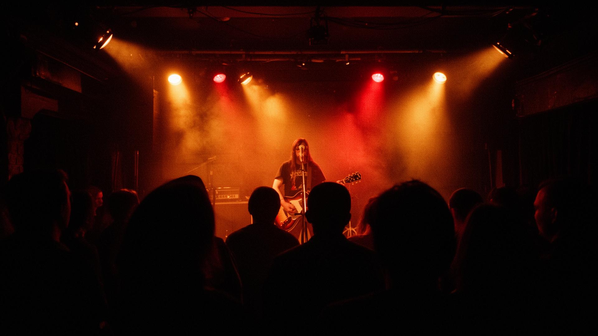Concert live, lumières chaudes sur scène